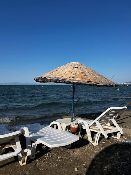 Urla Kum Denizi Plajı