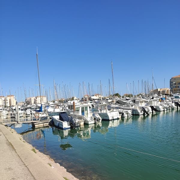 Plage du port de plaisance ouest