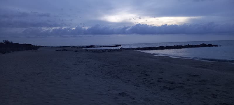 Plage du port de plaisance est