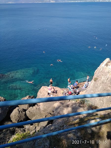 Cliff beach access STP